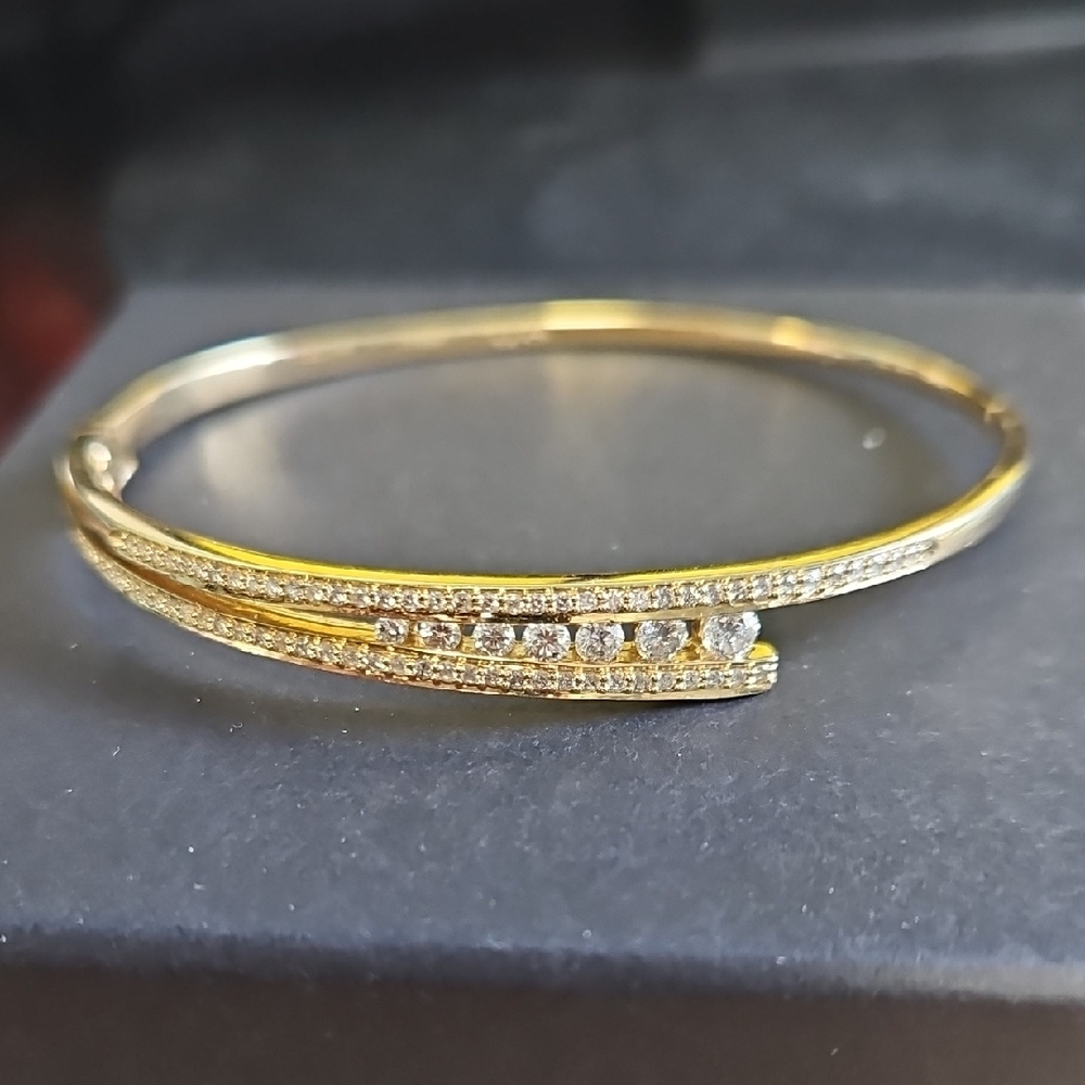 Elegant Gold And Diamond  Bangle Bracelet Set In 14 Kt Gold.  7 Roynd Stones.